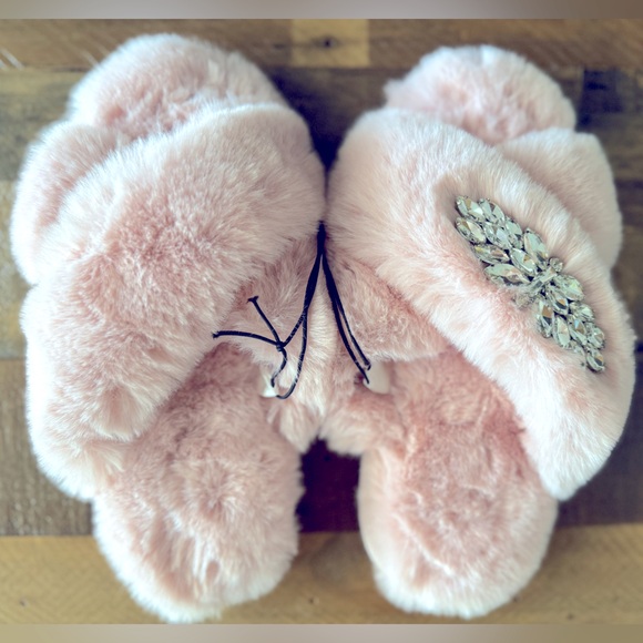 Express Shoes - NWT vintage pink slippers to swoon over 💕